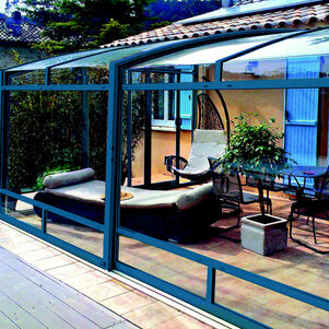 CORSO Premium - krytá terasa pri dome v kobaltovej modrej