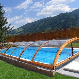 Kryt na bazén ELEGANT NEO™ vo vyhotovení imitácie dreva hliníkových profilov s bočným vstupom