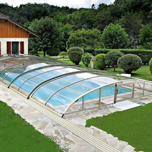 nízke bazénové kryty aj pre zvýšenie bezpečia okolia bazénu