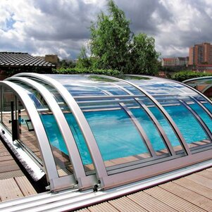 Posuvné zastrešenie bazénu ELEGANT NEO™ pre optimálnu reguláciu teploty vody vo vašom bezéne