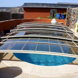 Prekrytie bazénu VIVA pevnou konštrukciou spĺňa najprísnejšie limity na stabilitu, odolnosť a bezpečnosť