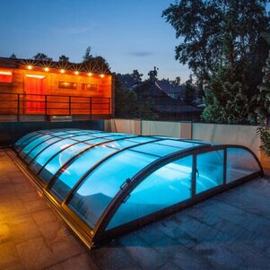 S bazénovým zastrešením ELEGANT, od Alukov, sa možno kúpať aj vo večerných hodinách