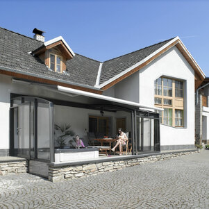 Terasa a posuvné prekrytie CORSO Premium ako súčasť architektúry rodinného domu