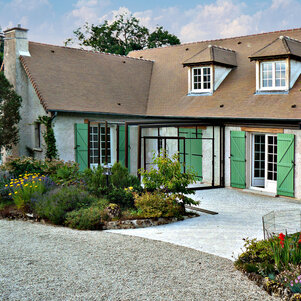 Terasa za domom uzavretá so zastrešením CORSO Glass. Zarešenie dáva vyššiu úžitkovú hodnotu vašej terase.