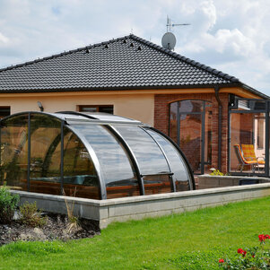 terasy pri dome - mobilná zimná záhrada hneď pri dome a terasa s vírivou vaňou a jej posuvným prestrešením Oasis