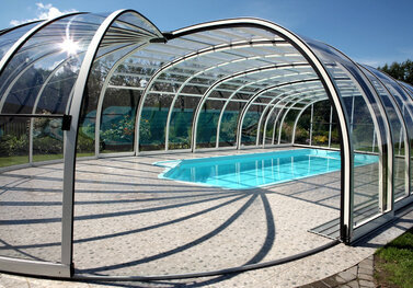 Zakrytie bazénu zastrešením OLYMPIC ™ ponúka voľný pohyb po celej ploche zariadenia