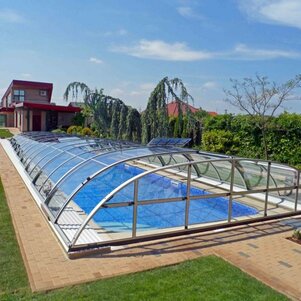 Zastrešenie bazénu ELEGANT s elektrickým posuvom napájaným a solárny ohrev bazéna