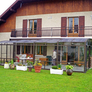 Bronzová farba - záhradné terasy pod zastrešením CORSO Premium sú využiteľné aj počas daždivého počasia