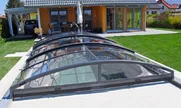 Čelný pohľad na bazénové prestrešenia IMPERIA NEO™ light od Alukov