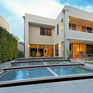 decentné a nenápadné zastrešenie bazénu TERRA pre modernú architektúru domu