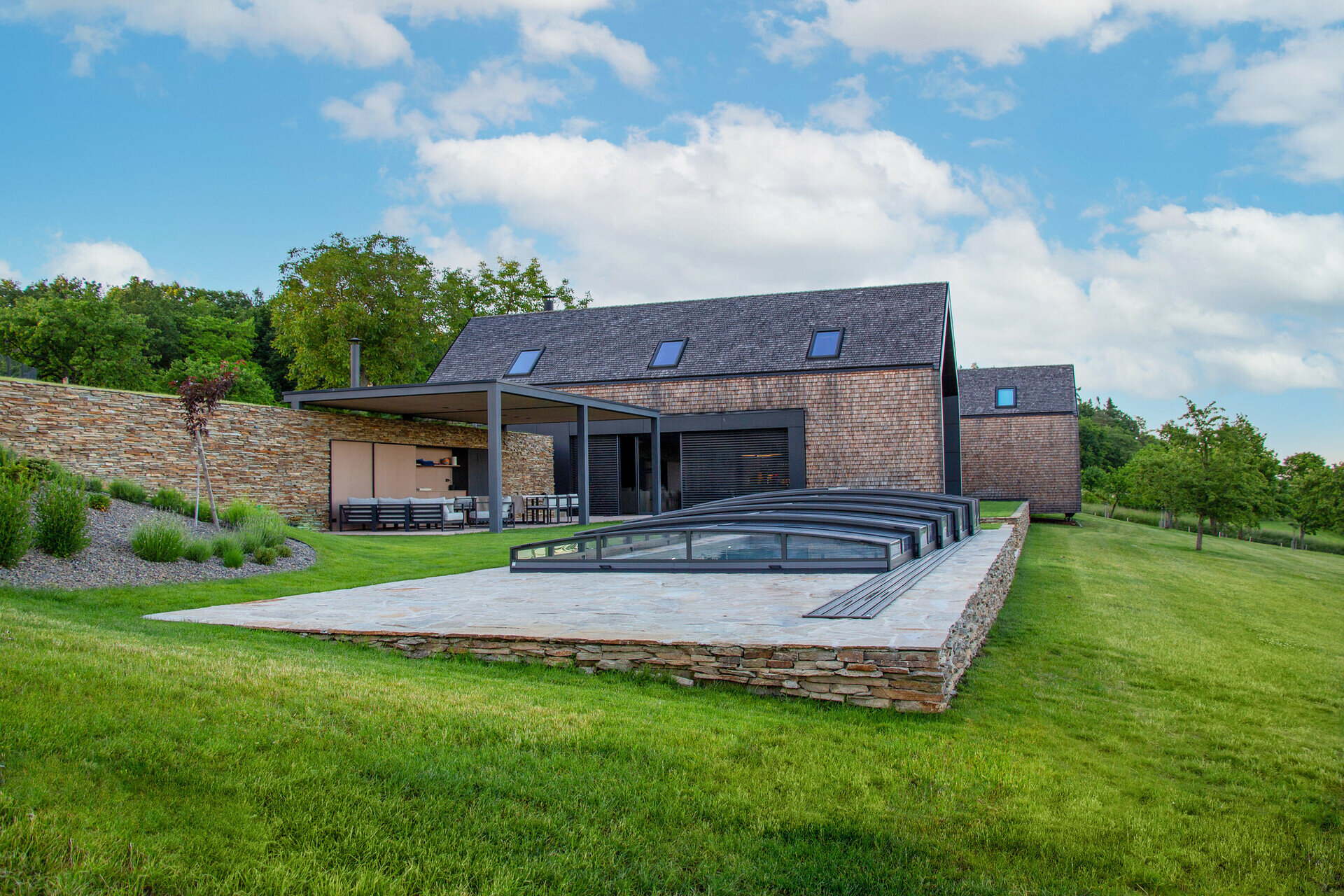 Dizajnové prekrytie bazénov