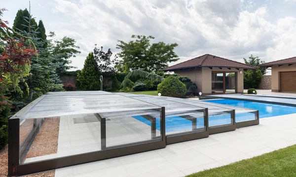 elegantné a moderné zastrešenie bazénu od Alukovu