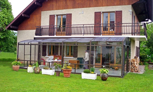elegantný model zastrešenia Corso Premium s bezpečnostným sklom v stenách