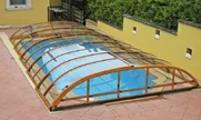 Imitácia dreva na profiloch bazénového zastrešenia ELEGANT NEO™