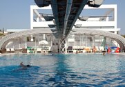 kombinácia zastrešenia bazénu a terasy - otvorená počas slnečných letných dní