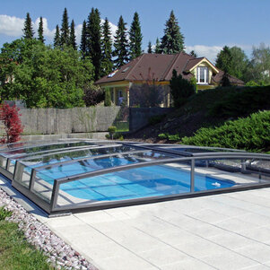 kryt na bazén Corona vyrobený z hliníkových profilov a priehľadných polykarbonátových dosiek