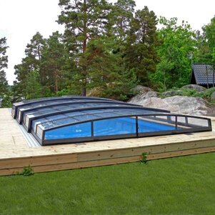 Kryt na bazén CORONA vyrobený z hliníkových profilov a priehľadných polykarbonátových dosiek