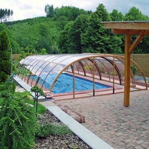 Kryt na bazén TROPEA NEO™ sa stane prirodzenou súčasťou Vašej záhrady