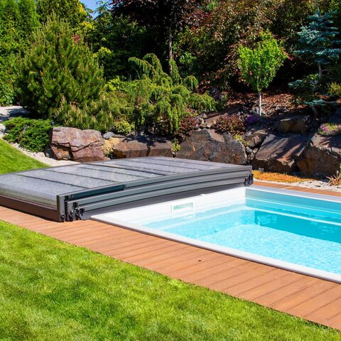 Minimalistické zastrešenie v záhrade do svahu