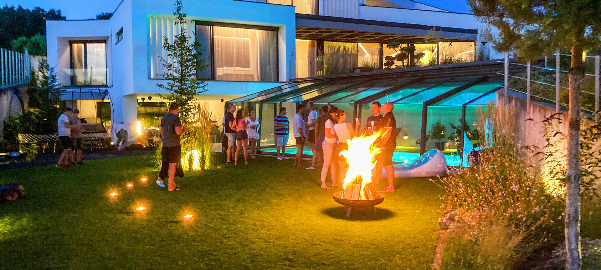 moderné záhrada so zastrešeným bazénoím