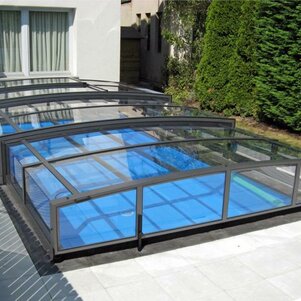 Moderný dizajn bazénového zastrešenia VIVA ™ v populárnej antracitovej farbe