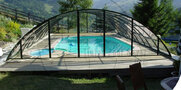 moderný vzhľad zastrešenia bazénu, ktorý zároveň nenarúša prírodný vzhľad okolia
