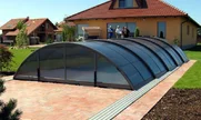 Nerušený odpočinok vo Vašom bazéne ponúkajú dymové steny zastrešenia UNIVERSE NEO™