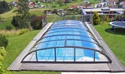 Nízke bazénové zastrešenie ELEGANT NEO™ od Alukovu