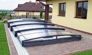 Nízke zastrešenie na bazén VIVA ™ nenaruší celkový vzhľad Vašej záhrady