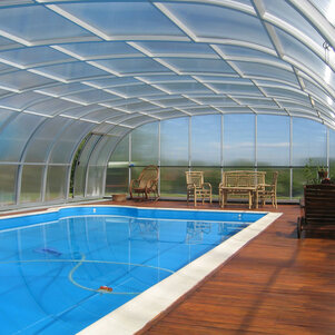 Obrovské vnútorné priestory ponúka kryt na bazén LAGUNA NEO ™