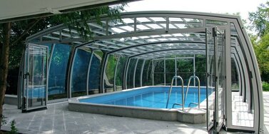 Otvorené prestrešenie bazénov OMEGA - prechodné a pohodlné