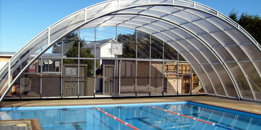 plavecký bazén s prekrytím UNIVERSE umožní jeho využitie aj v prípade nepriaznivého počasia vonku