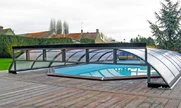 Pohľad na výklopnú časť čelnej steny u zastrešení bazénu ELEGANT