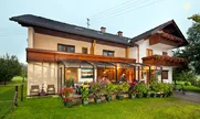 Posuvné prekrytie terasy CORSO HORECA pre penzión Urakami v Rakúskych Alpách
