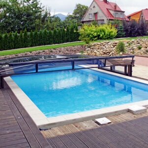 Posuvné zastrešenie bazéna VIVA ™ umožňuje jednoduchú reguláciu teploty vody v bazéne
