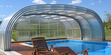 Priestranné zastrešenie bazéna LAGUNA s voľným miestom pre oddych a relaxáciu