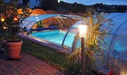 Príjemné večerné posedenie pri bazénovom zastrešení TROPEA