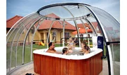 Rodinná pohoda pod zastrešením vírivej vane SPA DOME ORLANDO® od ALUKOV