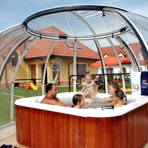 Rodinná pohoda pod zastrešením vírivej vane SPA DOME ORLANDO® od ALUKOV