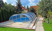 Stredne vysoké bazénové zastrešenie TROPEA so striebornými hliníkovými profilmi