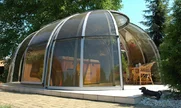 Veľký vnútorný priestor vzniknutý zastrešením vírivky SPA SUNHOUSE® od ALUKOV môžte využiť ako kryté záhradné sedenie