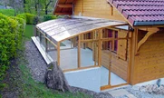 Vkusné vyhotovenie - posuvné zastrešenie terasy CORSO Premium - imitácia dreva Vkusné vyhotovenie - posuvné zastrešenie terasy CORSO Premium - imitácia dreva