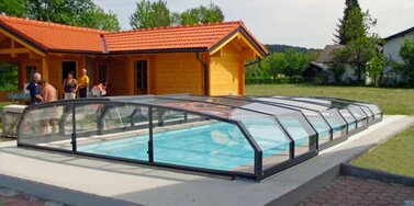 Voľne posuvné bazénové zastrešenie OCEANIC - nízky pre ľahkú reguláciu teploty vody vo Vašom bazéne
