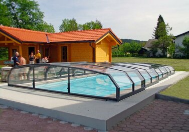Voľne posuvné bazénové zastrešenie OCEANIC - nízky pre ľahkú reguláciu teploty vody vo Vašom bazéne