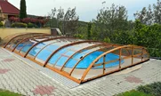 Vymeňte plachty na bazén za maximálne praktický pevný kryt ELEGANT od Alukovu