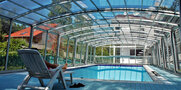 Vysoké bazénové kryty vytvoria voľný priestor vo vnútri zastrešenia VENEZIA - možno využiť na oddych a relaxáciu
