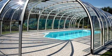 Zakrytie bazénu zastrešením OLYMPIC ™ ponúka voľný pohyb po celej ploche zariadenia