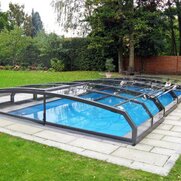 Zastrešenie bazéna RIVIERA chráni váš bazén pred vonkajšími nečistotami