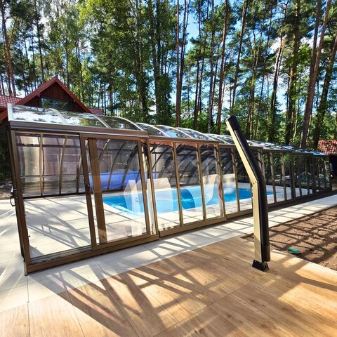 Zastrešenie bazéna v objatí prírody: Kúpanie ešte v deň montáže a výhľad na hviezdy