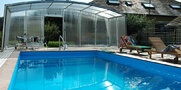 Zastrešenie bazéna VENEZIA ponúka voľný priestor, ktorý je možné využiť napríklad na posedenie s priateľmi